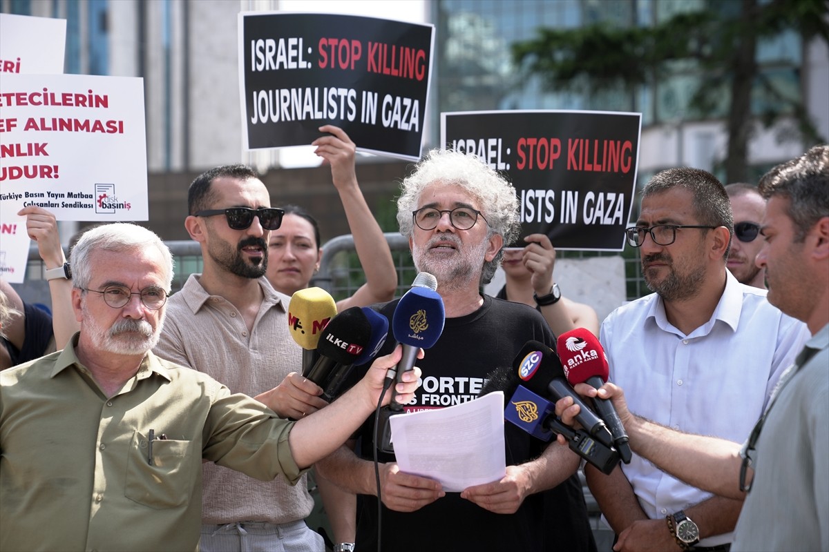 İsrail'in İstanbul Başkonsolosluğu önünde bir araya gelen basın meslek örgütlerinin üyeleri...