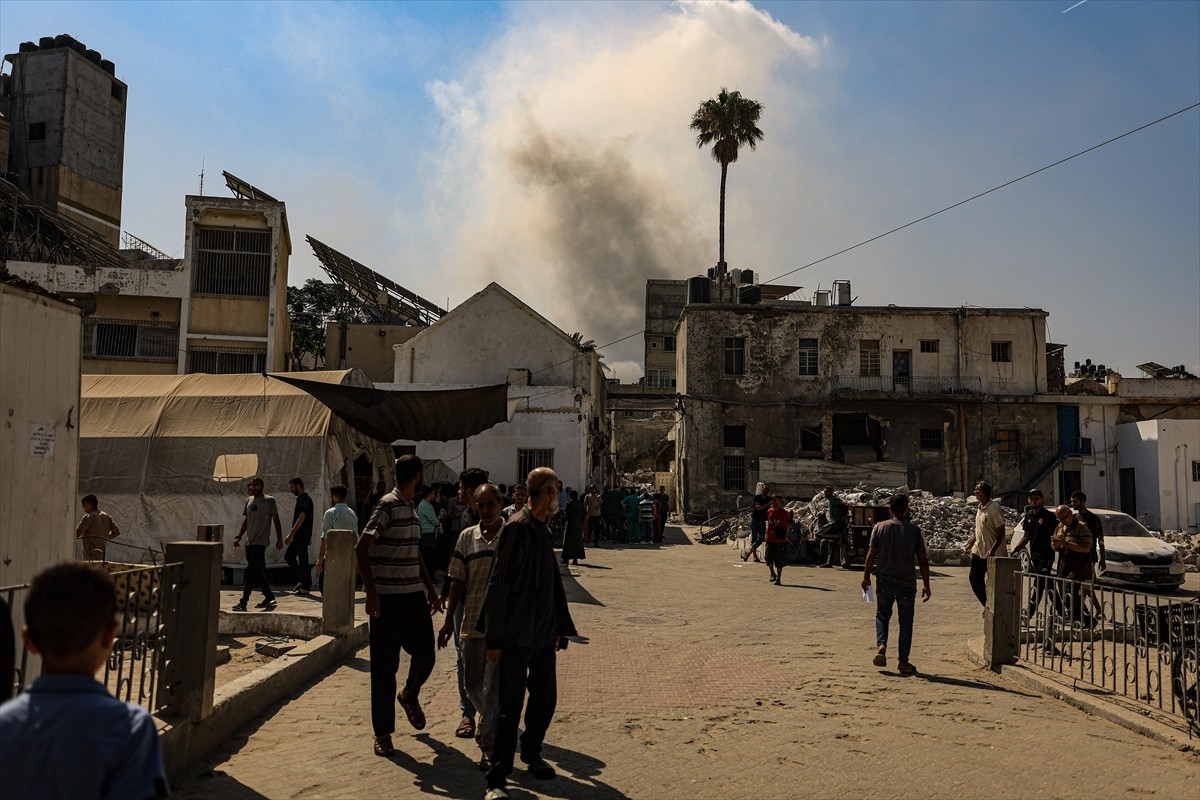 İsrail ordusu, Gazze kentinin doğusundaki Şucaiyye Mahallesi’nde devam eden güvenlik olayı...