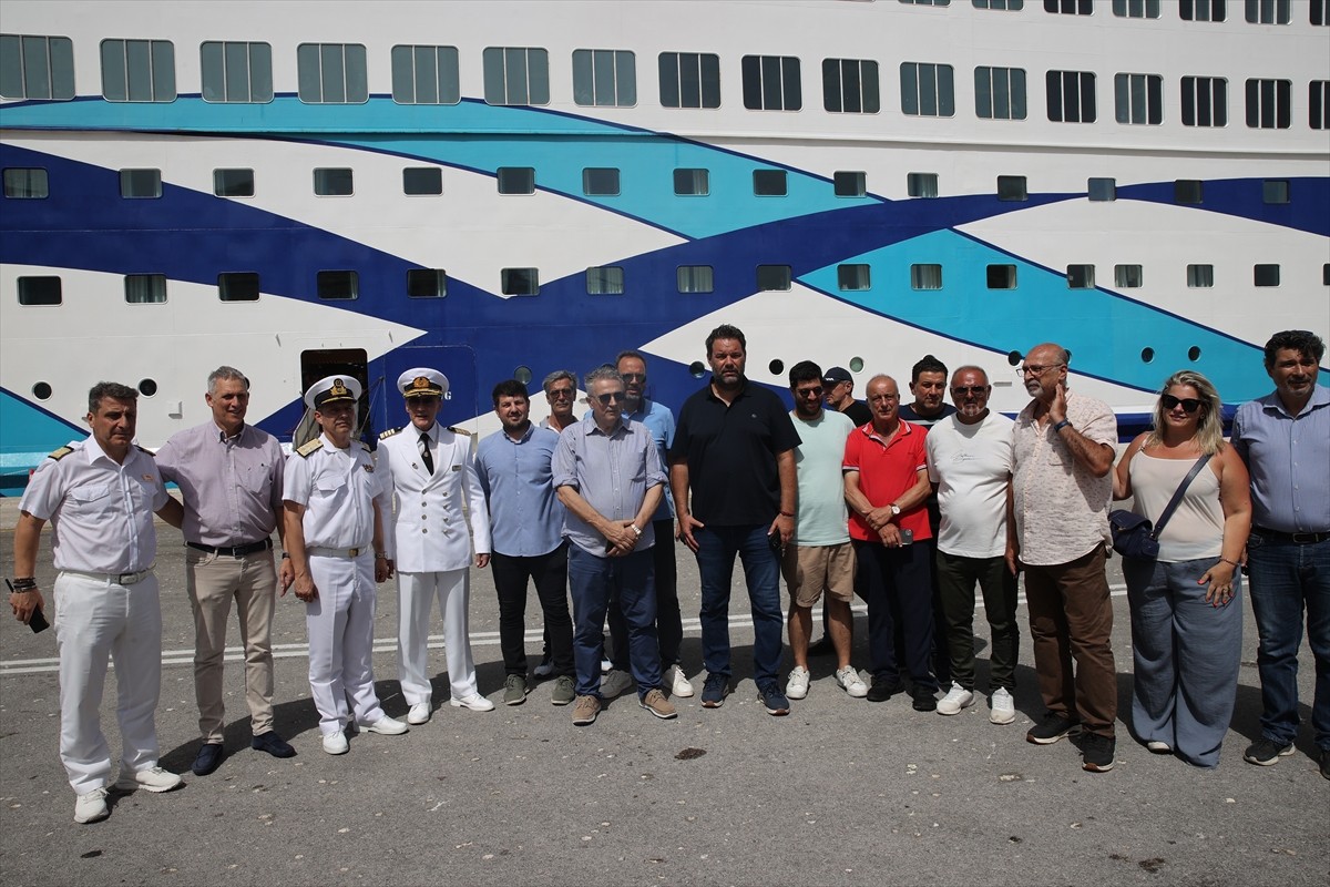 İsrailli turistleri taşıyan kruvaziyer gemisi, Rodos Adası'nda Filistin'e destek vermek isteyen...