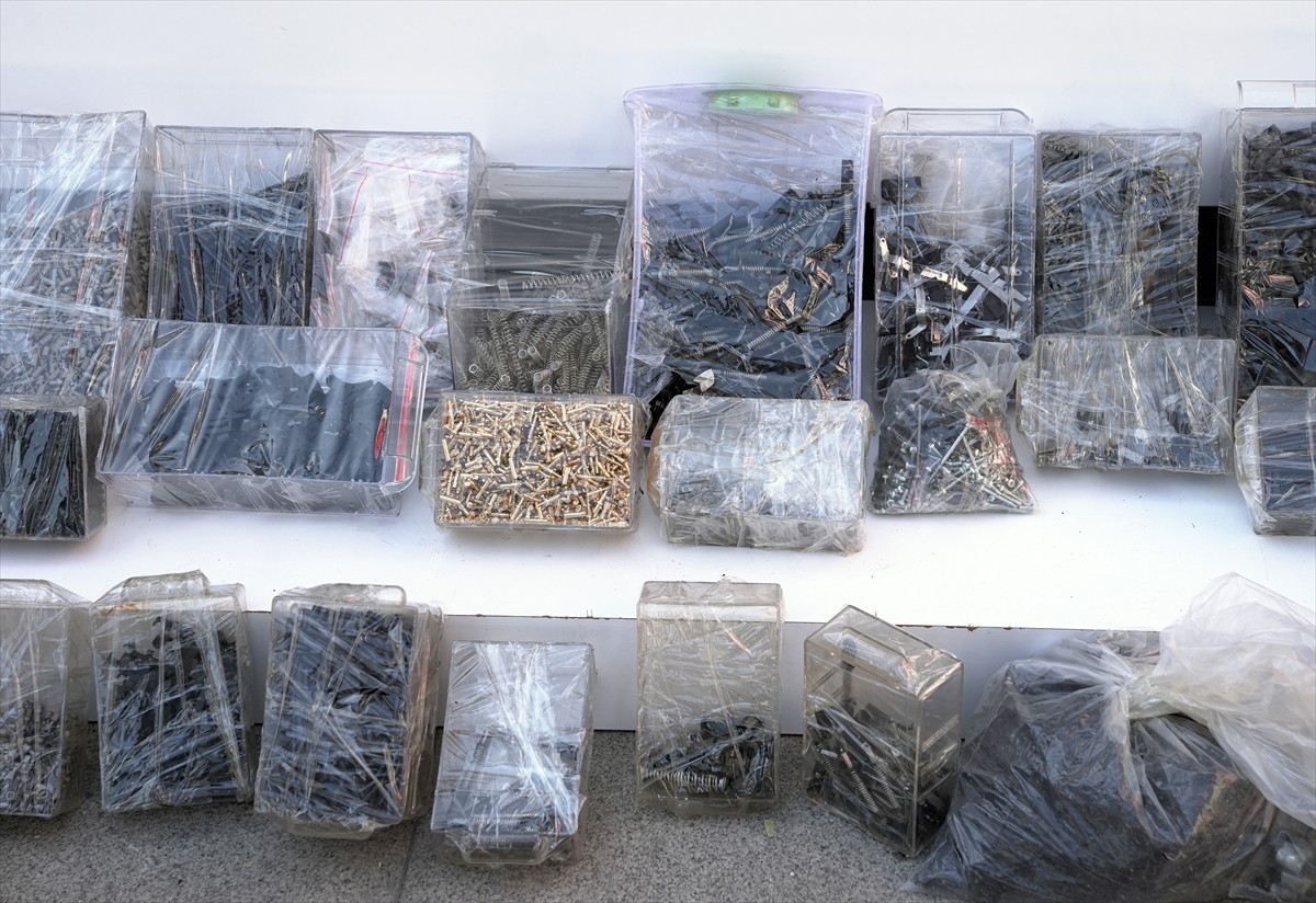 İstanbul'da, elebaşılığını kırmızı bültenle aranan firari İ.A'nın yaptığı, 89 şüphelinin gözaltına...