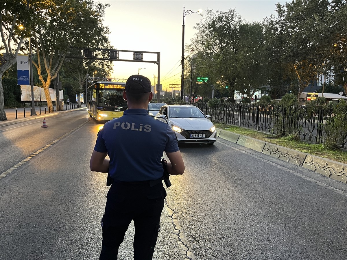 İstanbul'da polis ekipleri, kent genelinde helikopter destekli "huzur'' uygulaması yaptı. ...