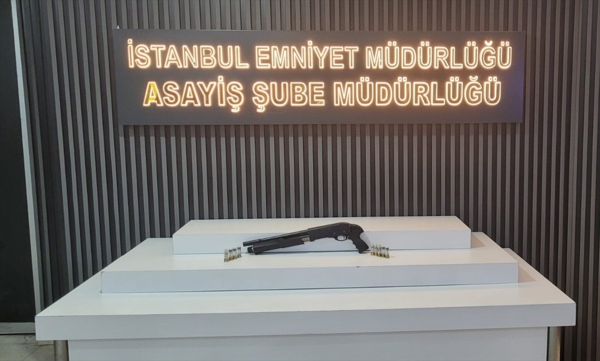 İstanbul'da sahilde silahla ateş eden ve bu görüntüleri sosyal medyada paylaşan şüpheli...