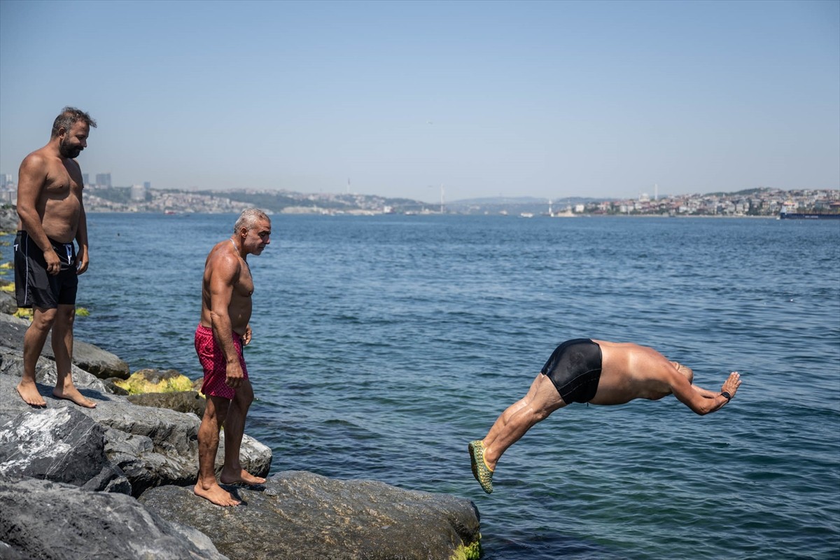 İstanbul'da sıcak havadan bunalanlar serinlemek için denizde yüzmeyi ve sahillerde dolaşmayı...
