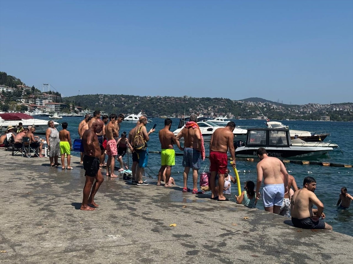 İstanbul'da, sıcak havadan bunalanlar, serinlemek için sahil ve parkları tercih etti. Beşiktaş...