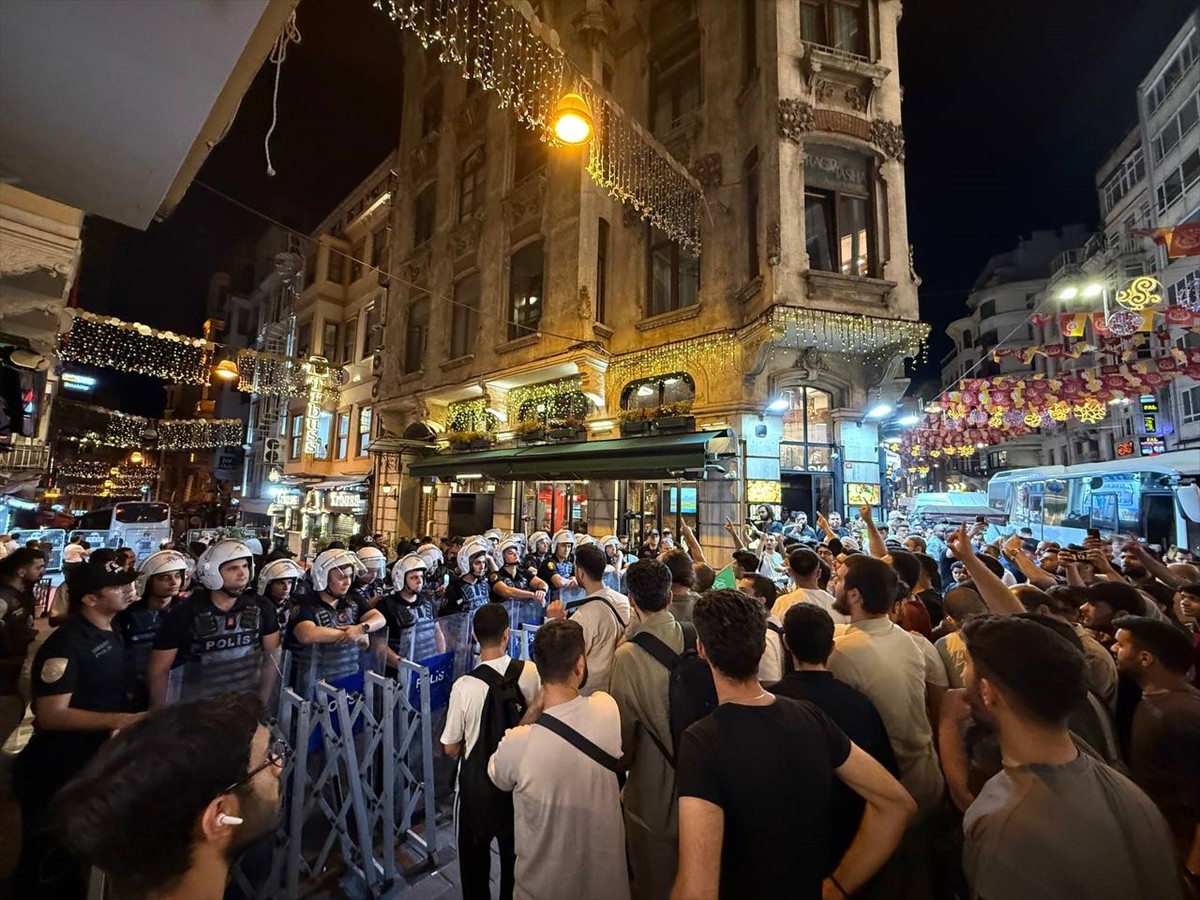 İstanbul'da Sivil toplum kuruluşları (STK), bir mizah dergisinde Hazreti Muhammed'e yönelik...