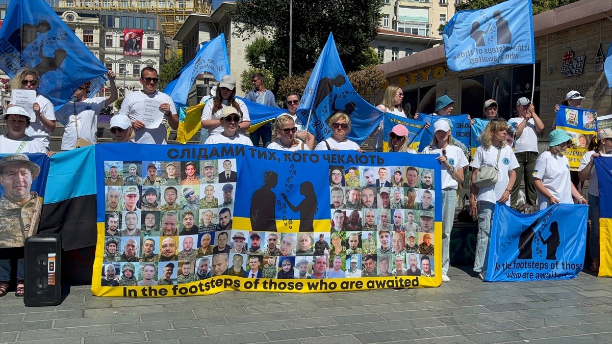 İstanbul'da Ukraynalı bir grup, "Rusya'nın saldırılarını sonlandırması ve esirlerin serbest...