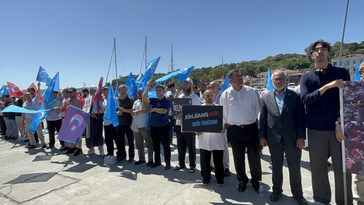 İstanbul&#039;da, Urumçi kentinde 5 Temmuz 2009&#039;da yaşanan olaylarla ilgili protesto gösterisi...
