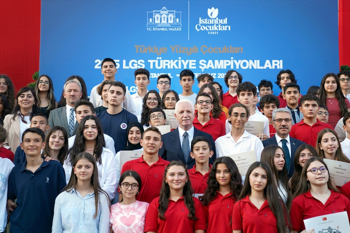 İstanbul'da Valiliğin bahçesinde, kent genelinde LGS sınavından 500 tam puan alan öğrenciler...