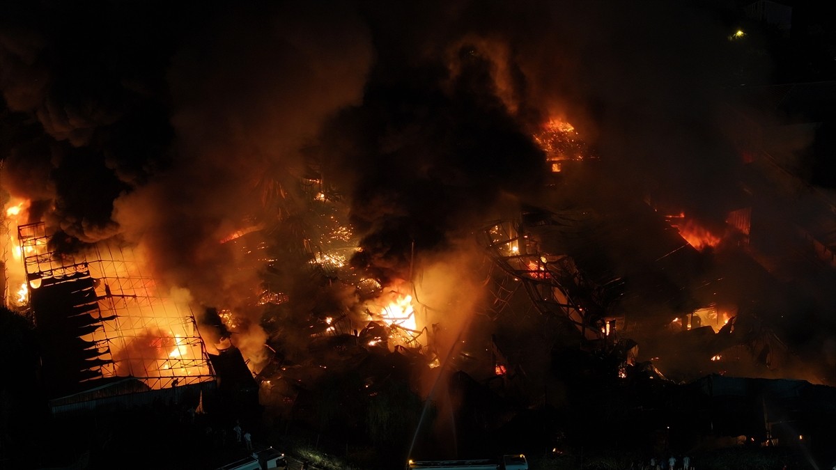 İstanbul'un Çekmeköy ilçesinde sünger fabrikasında çıkan yangına itfaiye ekiplerince müdahale...