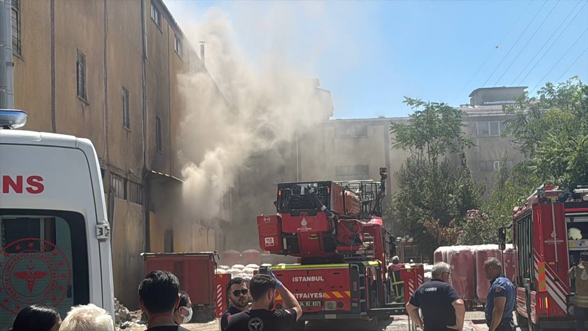 İstanbul'un Esenyurt ilçesinde bir kazan imalathanesinde çıkan yangın kontrol altına alındı.