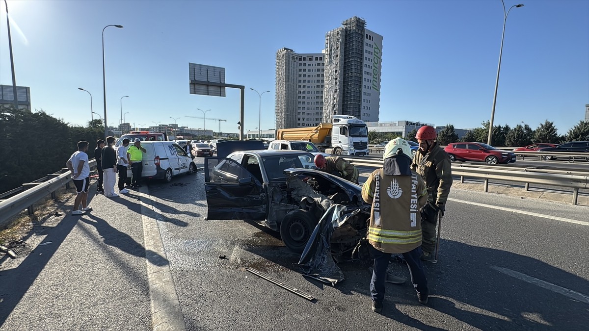  İstanbul'un Sultanbeyli ilçesinde meydana gelen trafik kazasında 4 kişi hafif yaralandı.
