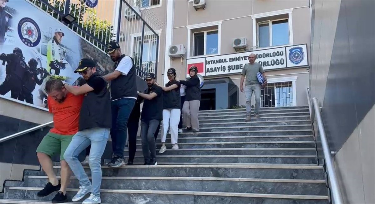 İstanbul Arnavutköy'de arazi satışı vaadiyle dolandırıcılık yaptıkları iddiasıyla gözaltına alınan...