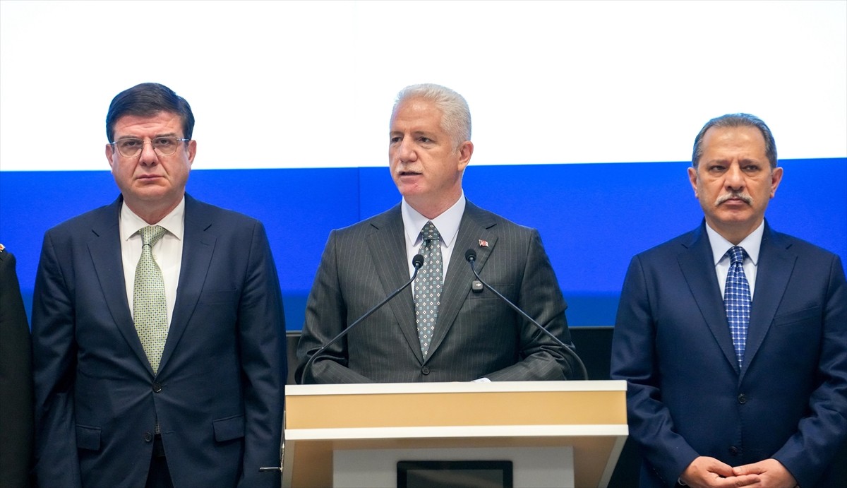 İstanbul Valisi Davut Gül, Eyüpsultan'da bulunan İl Afet ve Acil Durum Müdürlüğünde (AFAD)...