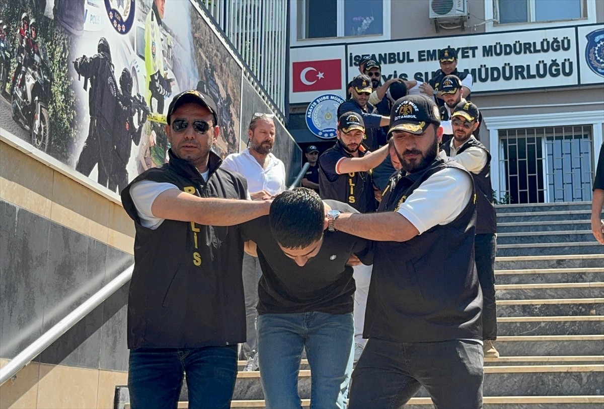 İstanbul ve Tekirdağ'da, tehdit ettikleri bazı kişilerin iş yerlerini kurşunladıkları iddiasıyla...