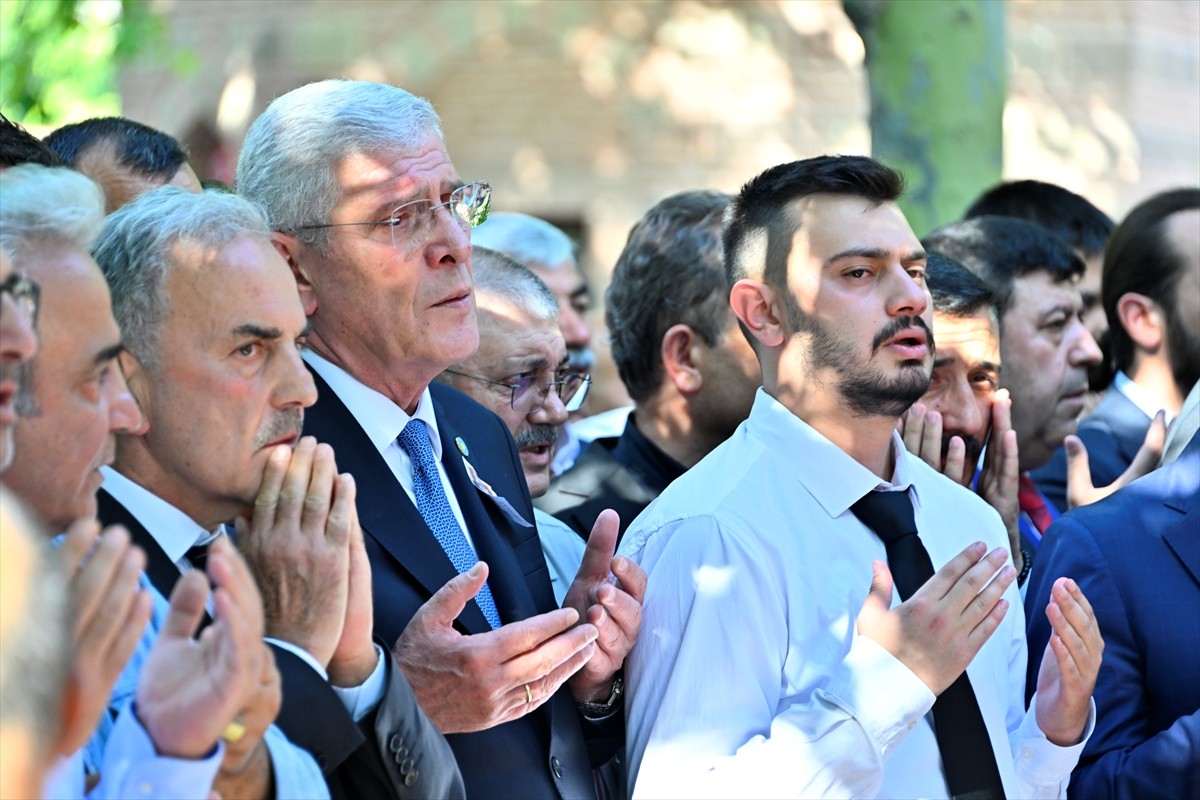 İYİ Parti Genel Başkanı Müsavat Dervişoğlu, hayatını kaybeden Ülkü Ocakları eski Genel Başkanı...