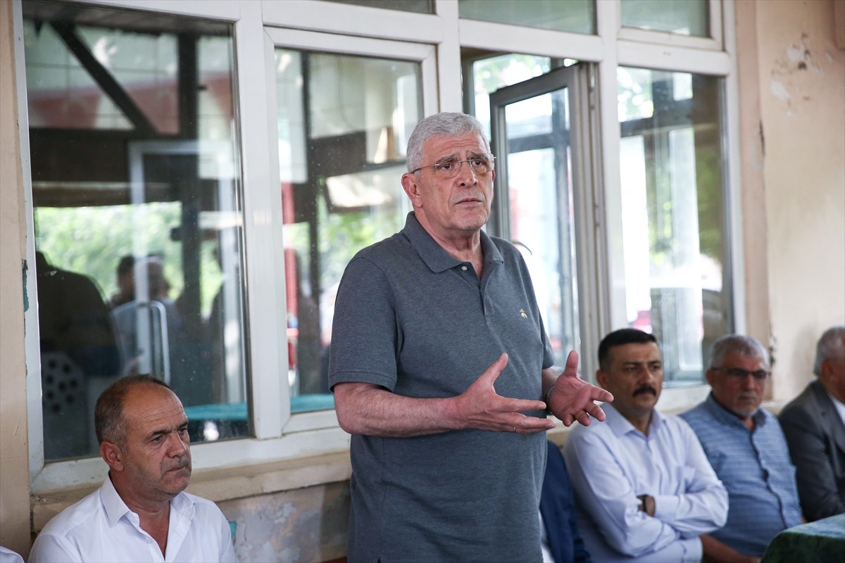 İYİ Parti Genel Başkanı Müsavat Dervişoğlu, yangından etkilenen Bursa'nın Gürsu ilçesine bağlı...