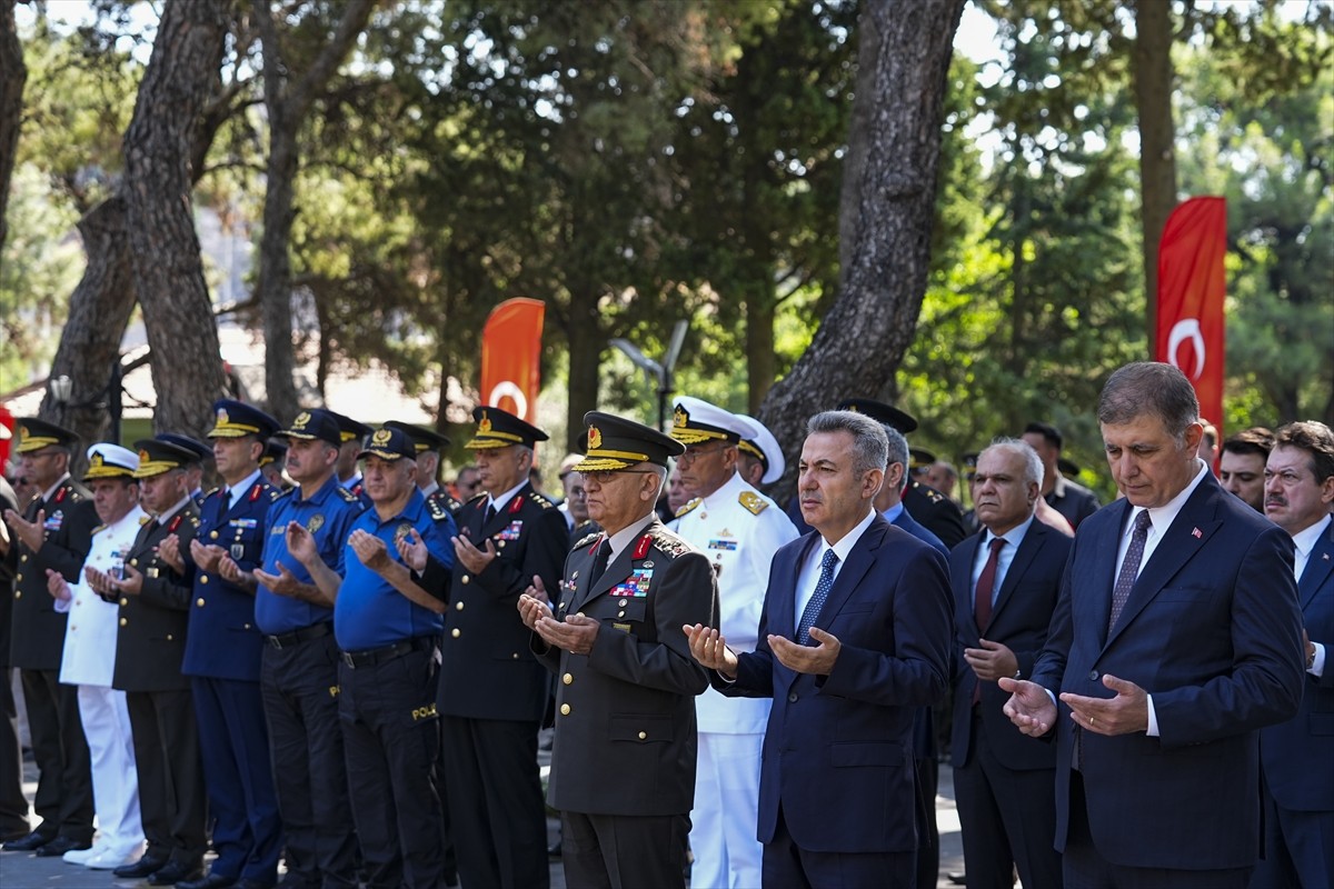 İzmir'de, 15 Temmuz Demokrasi ve Milli Birlik Günü kapsamında Kadifekale Hava Şehitliği'nde anma...