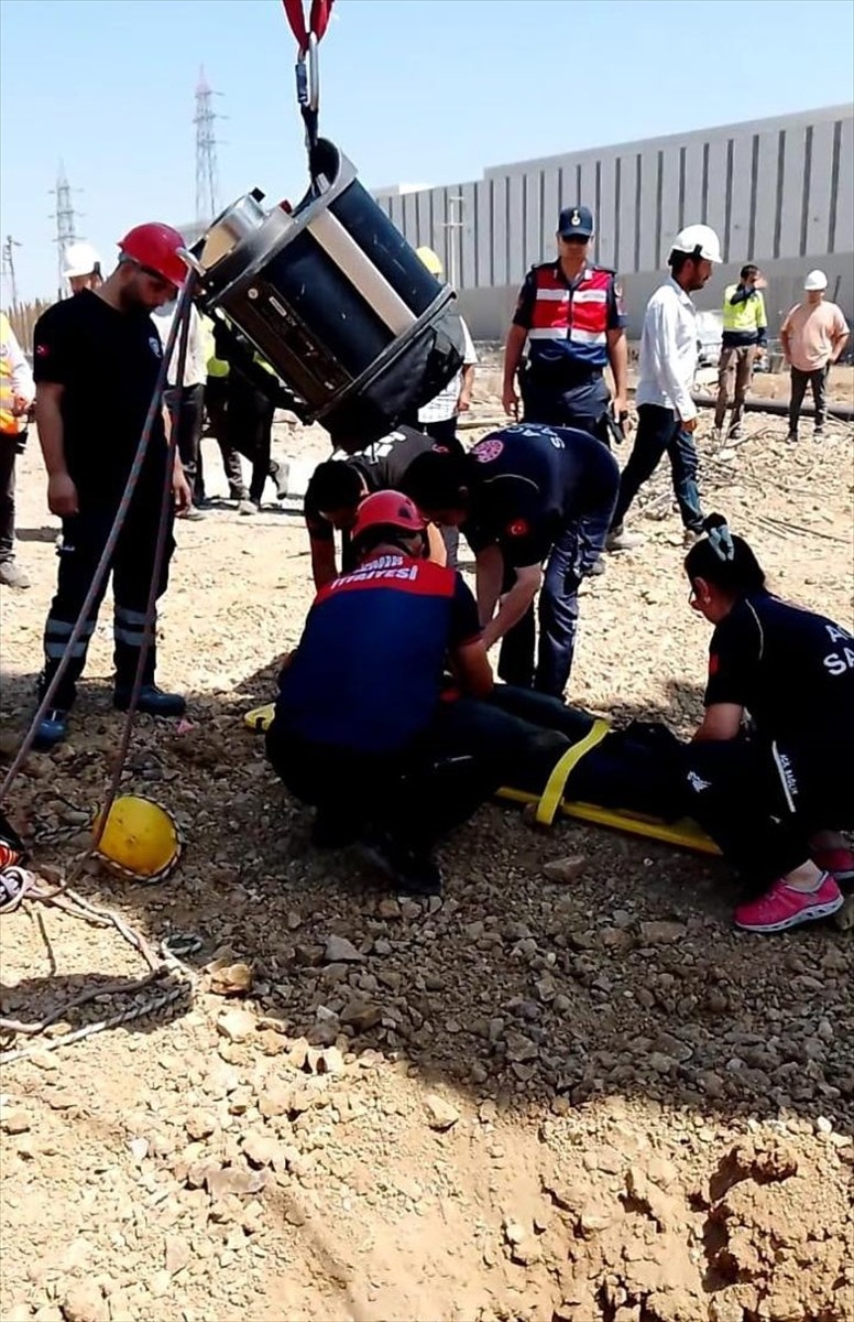 İzmir'in Aliağa ilçesinde 15 metre derinliğindeki kuyuya düşen kişi, itfaiye ekiplerince...