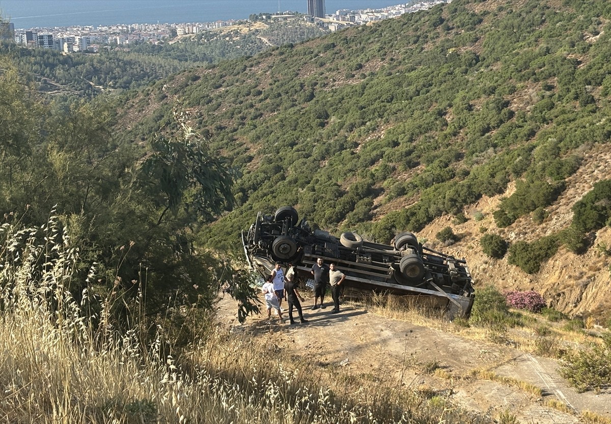 İzmir'in Balçova ilçesinde uçuruma devrilen kamyonun sürücüsü ağır yaralandı. İhbar üzerine...