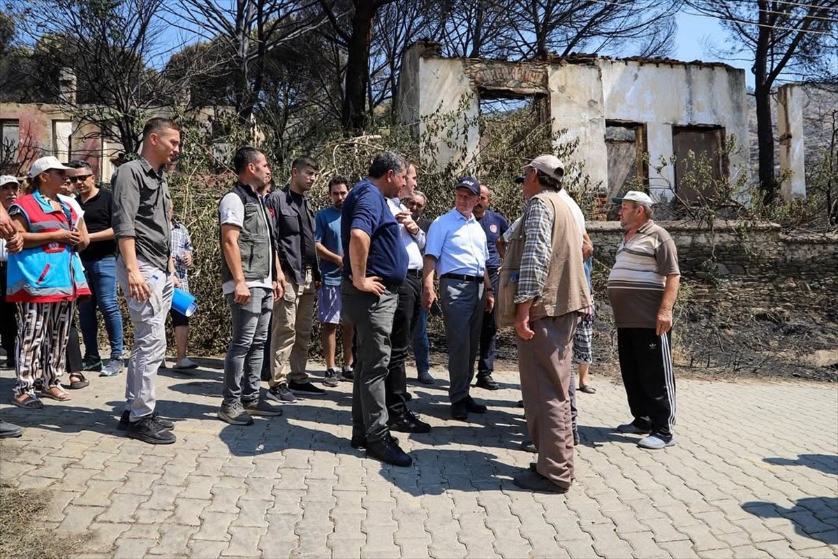 İzmir'in Bayındır ilçesinde otluk alanda çıkan ve mahalleye sıçrayan yangından etkilenen evlerde...
