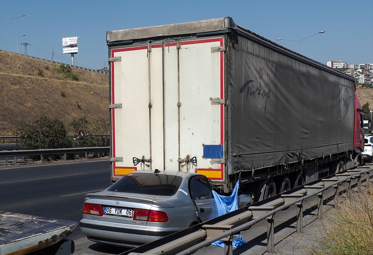 İzmir'in Bayraklı ilçesinde otomobilin tıra arkadan çarpması sonucu 1 kişi öldü, 1 kişi ağır...