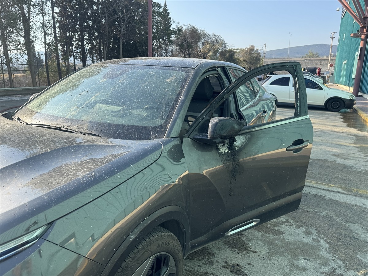 İzmir'in Bornova ilçesi Doğanlar Mahallesi'ndeki bir alışveriş merkezinin yanında bulunan boş...