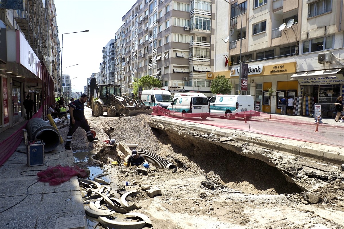 İzmir'in Bornova ilçesinde, altyapı çalışmaları sırasında doğal gaz borusunda meydana gelen...
