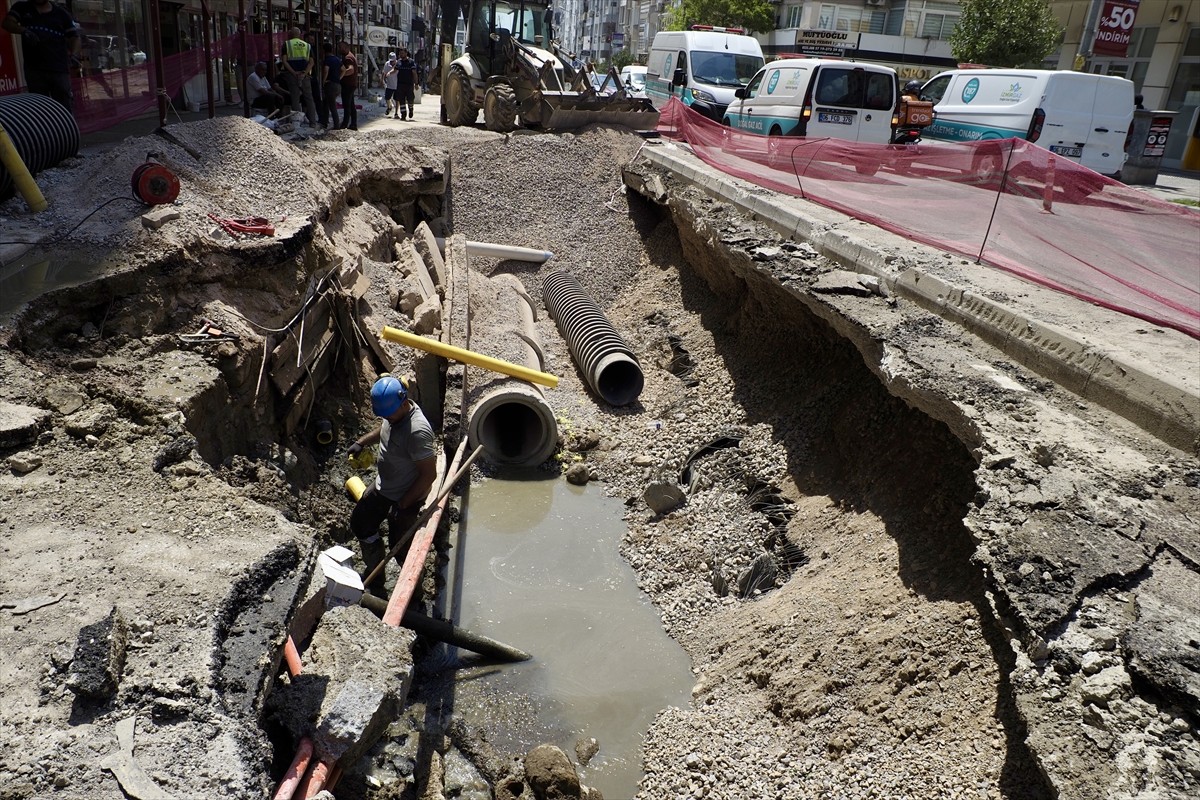 İzmir'in Bornova ilçesinde, altyapı çalışmaları sırasında doğal gaz borusunda meydana gelen...