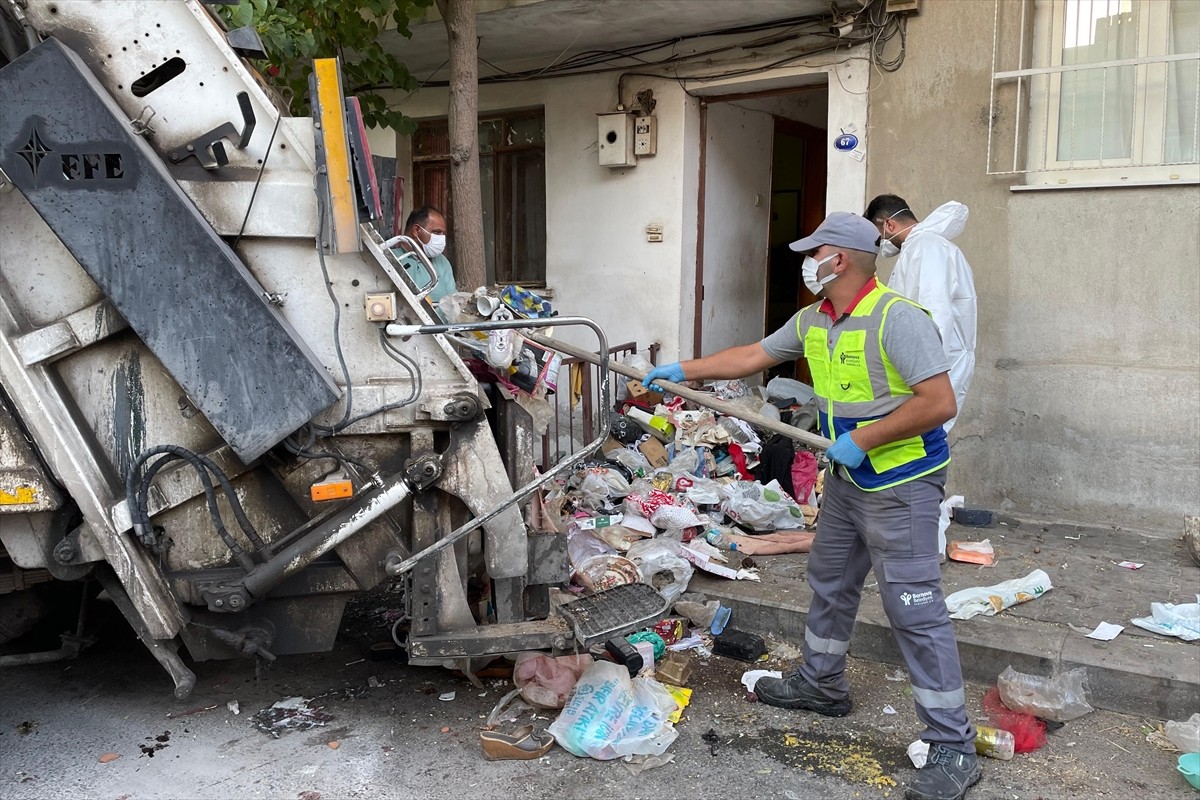 İzmir'in Bornova ilçesinde çevre sakinlerinin şikayeti üzerine ortaya çıkan çöp ev, belediye...