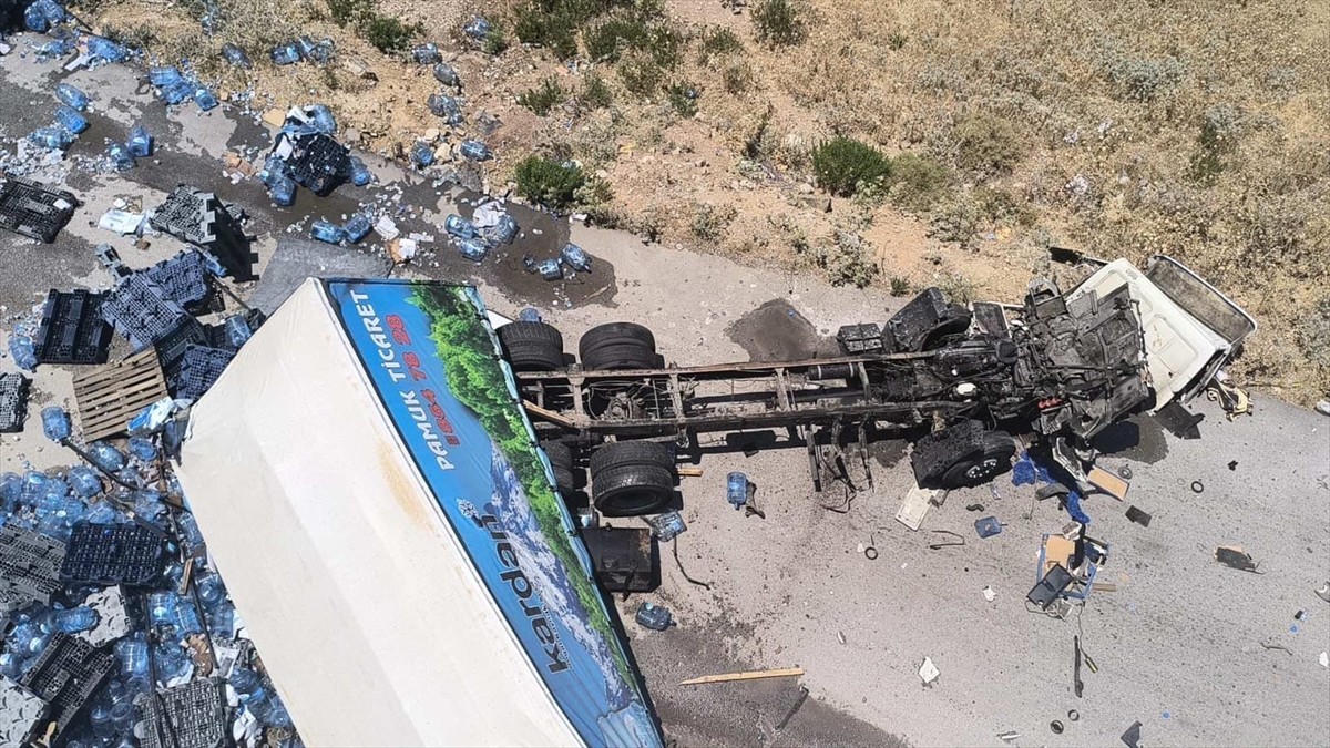 İzmir'in Menemen ilçesinde, damacana su dolu tır otoyolda virajı alamayarak viyadükten düştü, son...