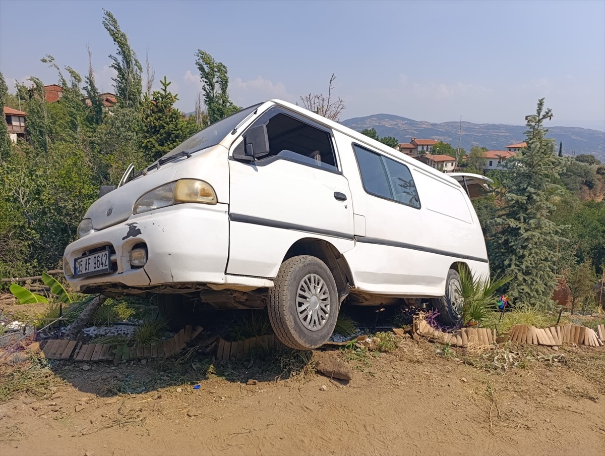 İzmir'in Ödemiş ilçesinde, peyzaj çalışması sırasında panelvanın altında kalan işçi yaşamını...