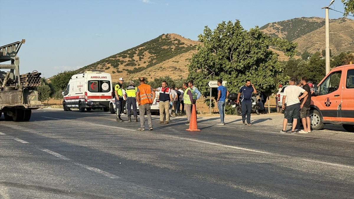 İzmir'in Tire ilçesinde motosikletle otomobilin çarpıştığı kazada 14 yaşındaki çocuk öldü, 1 kişi...