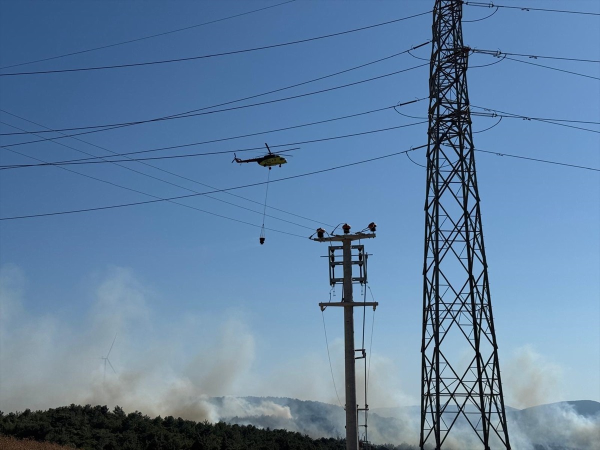 İzmir'in Urla ilçesindeki ormanlık alanda çıkan yangınına ekipler tarafından havadan ve karadan...
