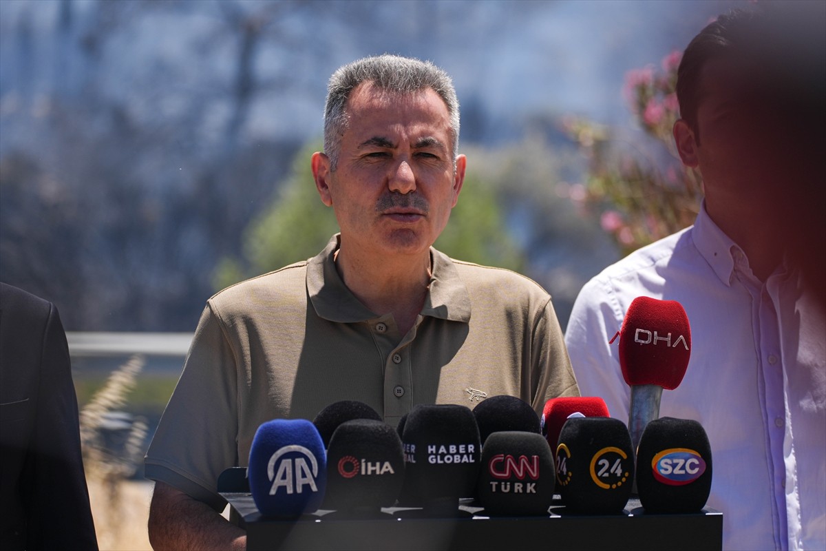 İzmir Valisi Süleyman Elban, Çeşme'deki yangın bölgesinde incelemelerde bulundu. Vali Elban...