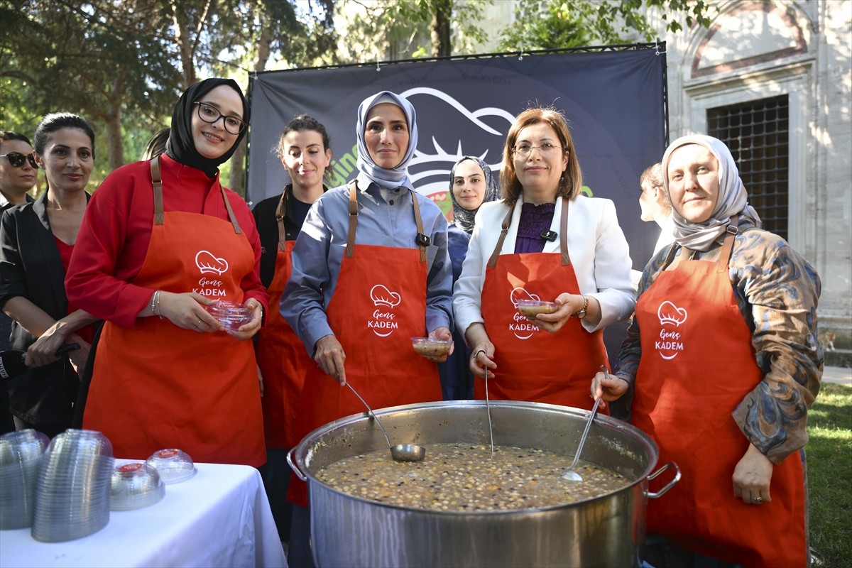 Kadın ve Demokrasi Vakfının (KADEM) bünyesindeki Genç KADEM gönüllüleri Şehzade Cami'nin...