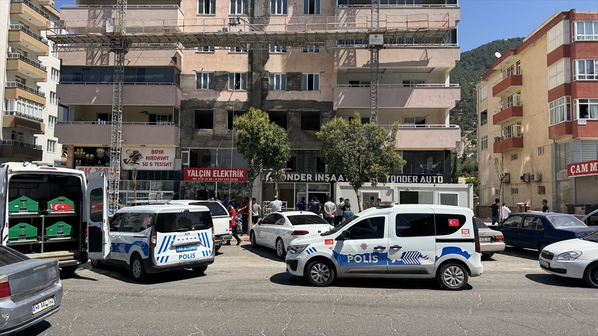 Kahramanmaraş'ın Onikişubat ilçesinde, apartmanın tadilatı için kurulan iskelenin bir bölümünün...