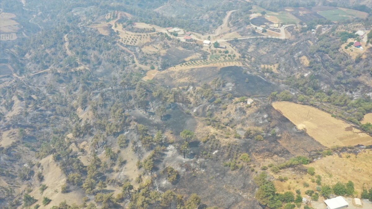Kahramanmaraş'ın Onikişubat ilçesinde dün çıkan orman yangınına havadan ve karadan müdahale devam...