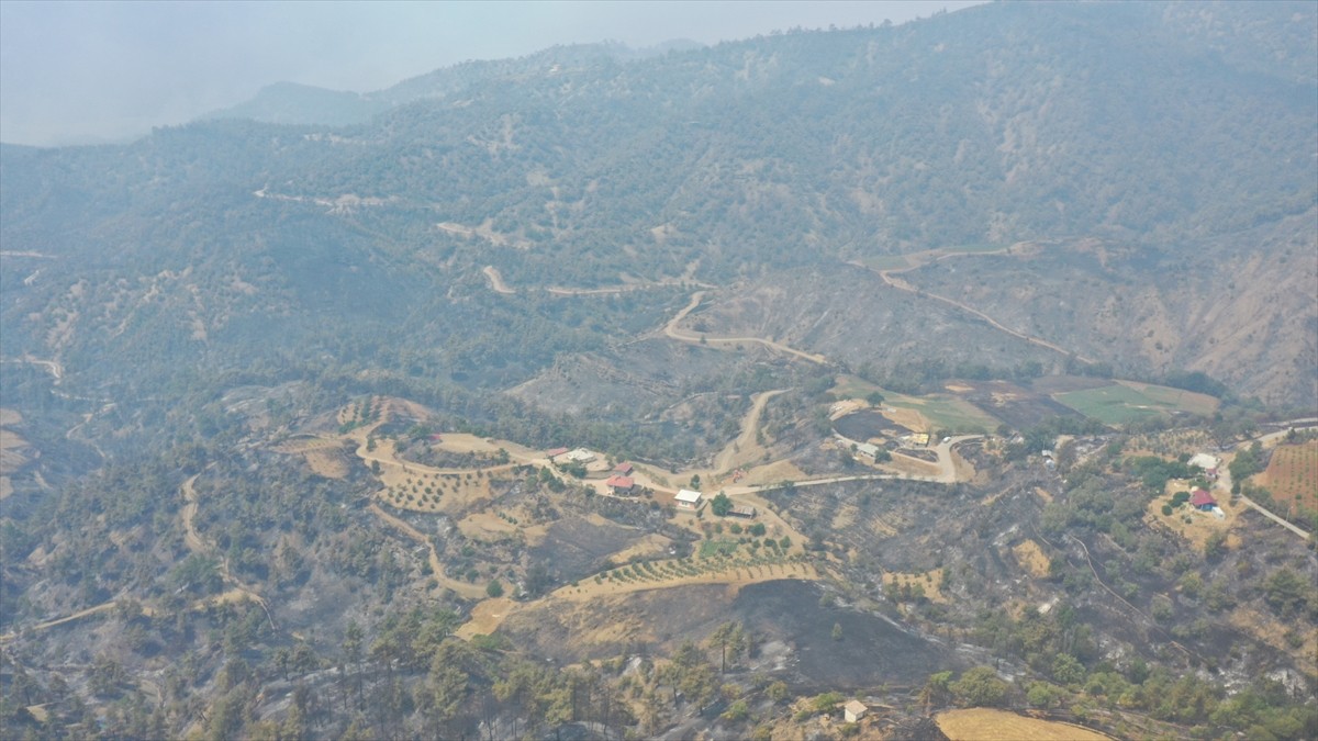 Kahramanmaraş'ın Onikişubat ilçesinde dün çıkan orman yangınına havadan ve karadan müdahale devam...