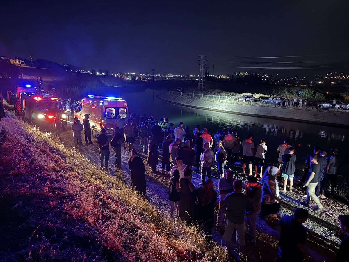 Kahramanmaraş'ın Onikişubat ilçesinde otomobilin sulama kanalına devrilmesi sonucu aynı aileden 2...
