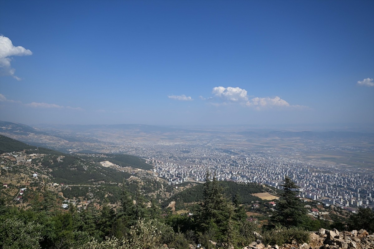 Kahramanmaraş'ta, Ahır Dağı'nın zirvesindeki 40 dönümlük alana işlenen Türk bayrağı yurtta şu ana...