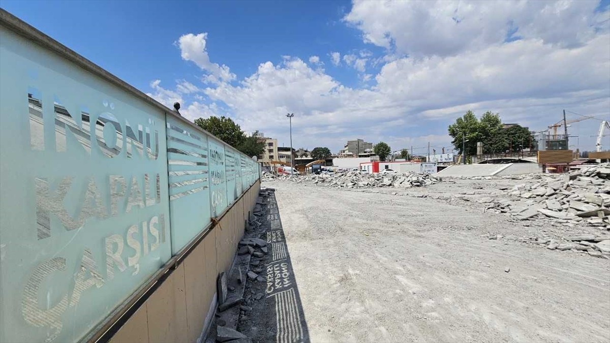 Kahramanmaraş merkezli 6 Şubat 2023'teki depremlerden etkilenen Malatya İnönü Kapalı Çarşısı alt...