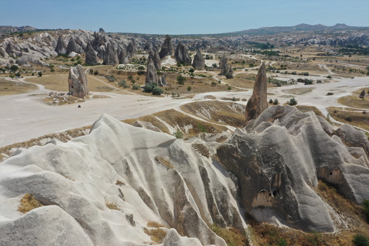 Kapadokya'ya gelen turistler, aşırı sıcaklardan dolayı özellikle öğle vaktinde otel odalarında...