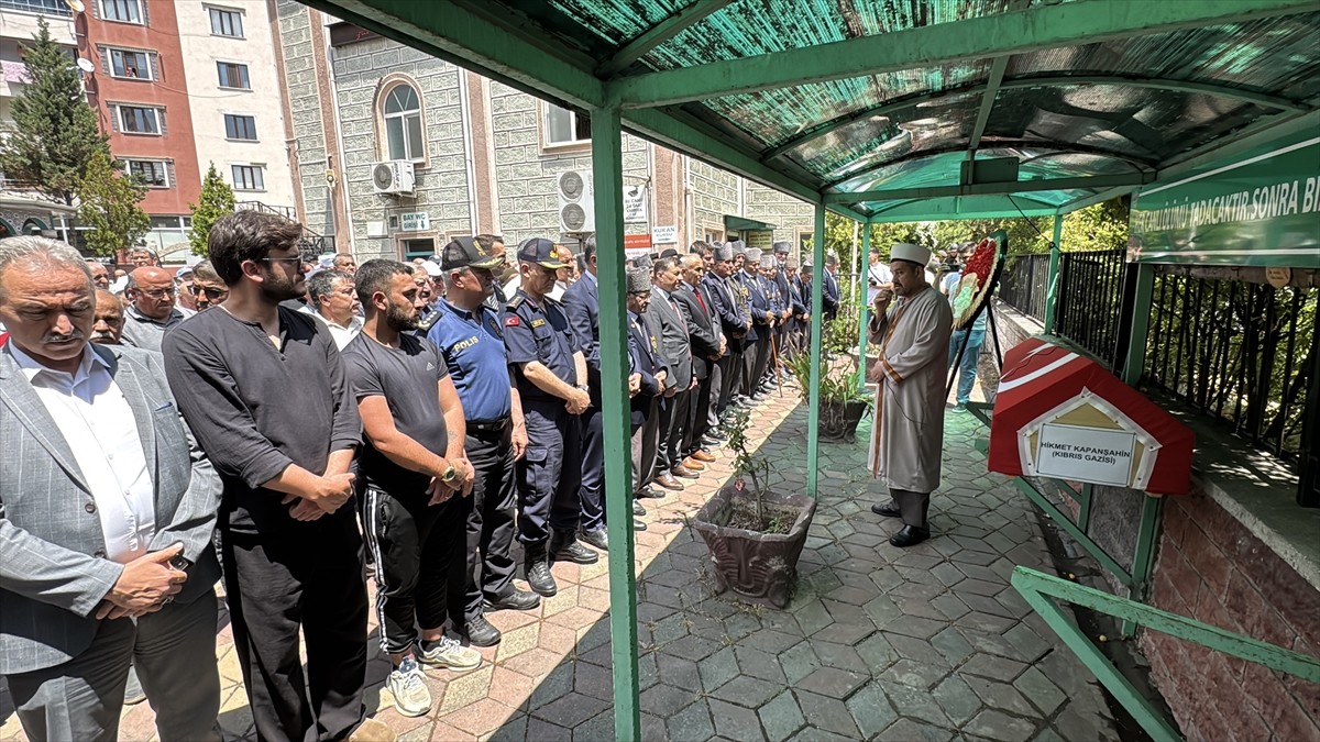 Karabük'te 72 yaşında vefat eden Kıbrıs gazisi Hikmet Kapanşahin'in cenazesi toprağa verildi. Mide...