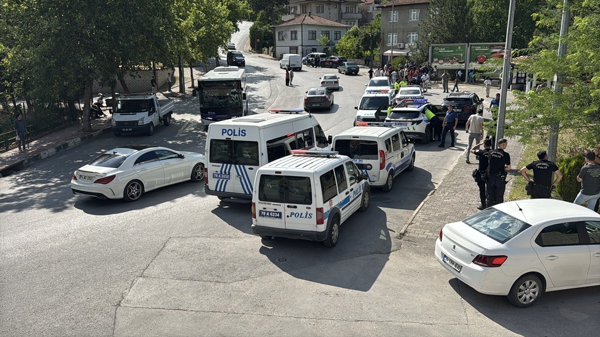 Karabük'te polisin "dur" ihtarına uymayan ehliyetsiz sürücü kovalamaca sonucu yakalandı.