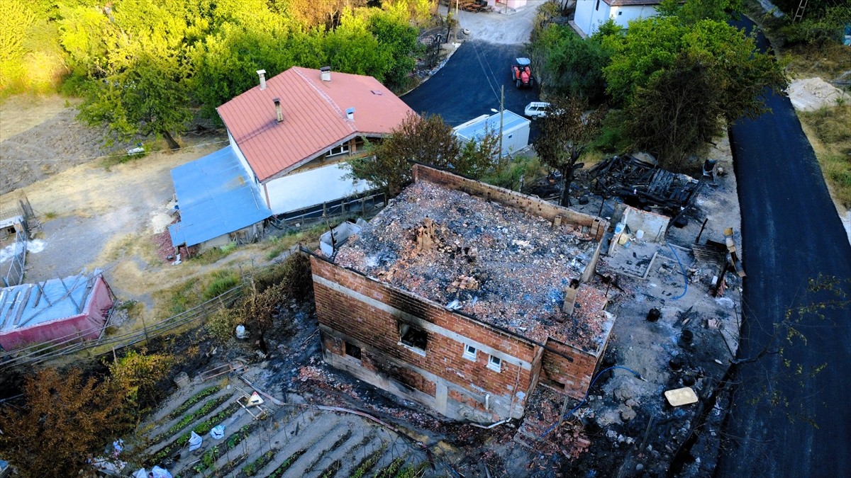 Karabük'ün Safranbolu ilçesinde çıkan orman yangınından etkilenen merkeze bağlı Kamış köyü ve...