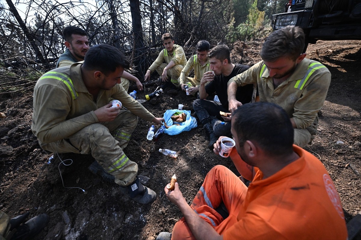 Karabük merkezde dün başlayan yangına karadan müdahale eden Orman Genel Müdürlüğü ekipleri, yeşil...
