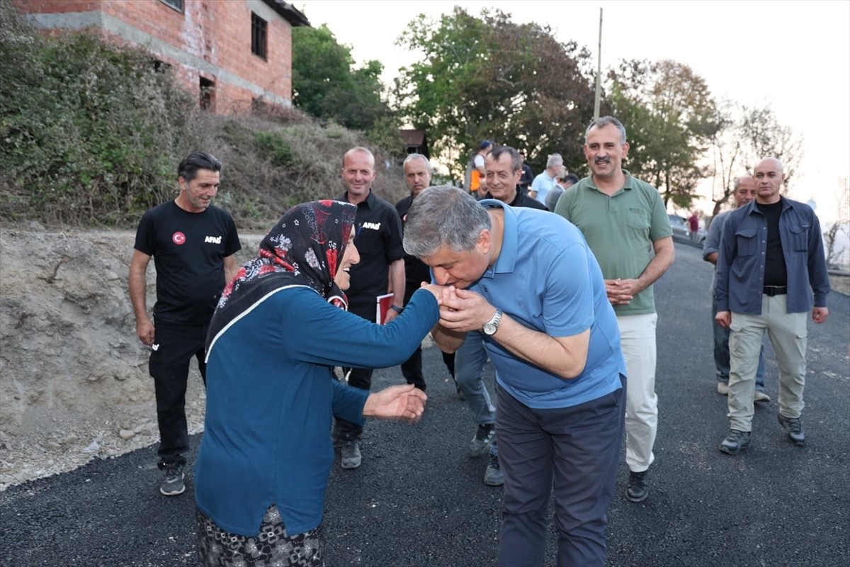 Karabük Valisi Mustafa Yavuz, Safranbolu ilçesinde çıkan orman yangında evleri zarar gören...