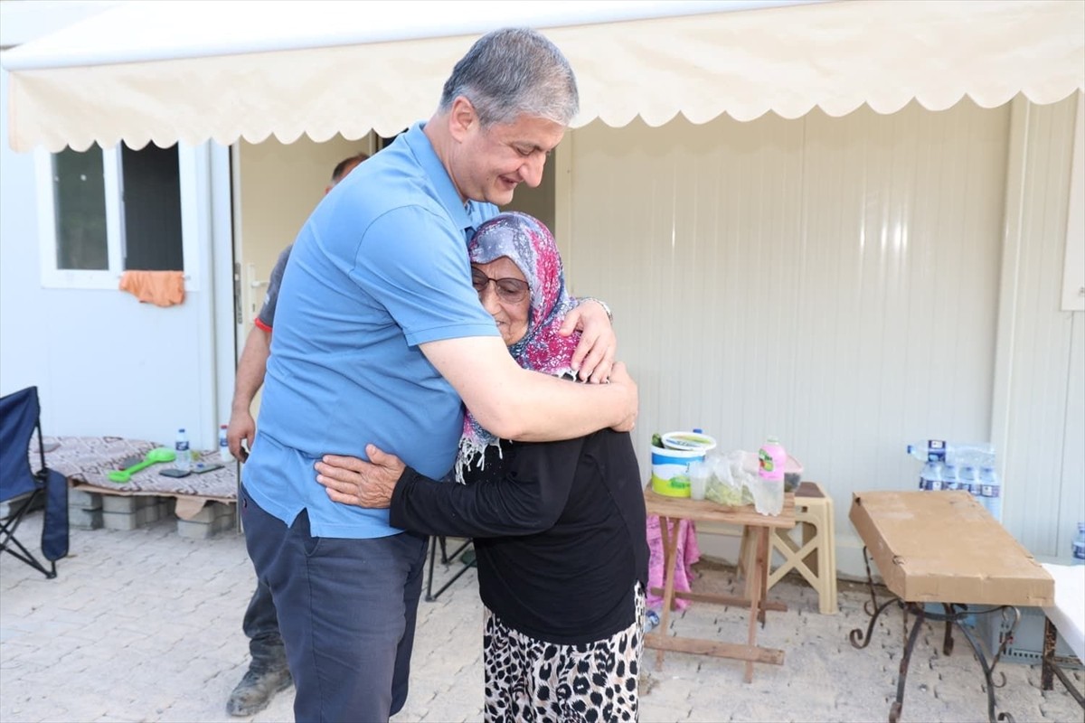 Karabük Valisi Mustafa Yavuz, Safranbolu ilçesinde çıkan orman yangında evleri zarar gören...