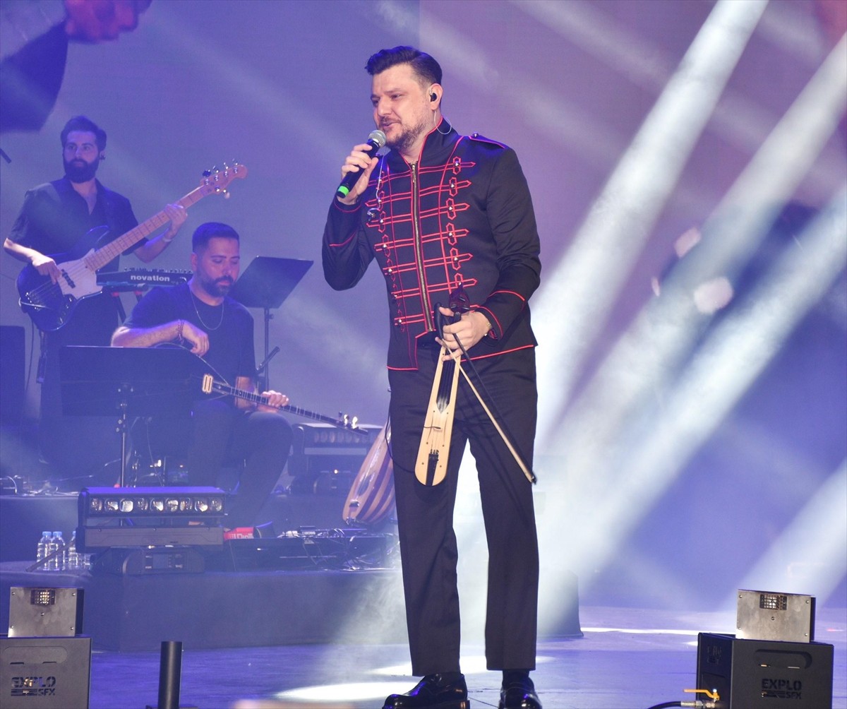 Karadeniz müziğinin sevilen sanatçısı Ekin Uzunlar, Harbiye Cemil Topuzlu Açık Hava Tiyatrosu'nda...