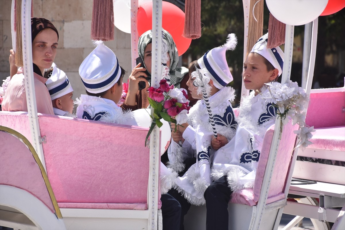 Karaman'da, Konya Vakıflar Bölge Müdürlüğü tarafından toplu sünnet töreni gerçekleştirildi....